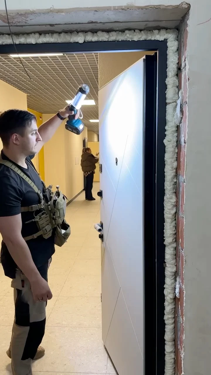 Проверка входной двери при дополнительном освещении